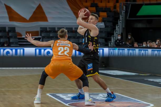 凭借强悍的 凭借强悍的